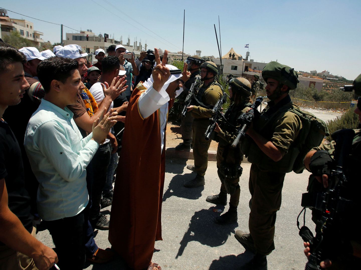 Manifestantes palestinos en una protesta contra los colonos israelís por la construcción de la torre militar en Dura, Hebrón. (Reuters)