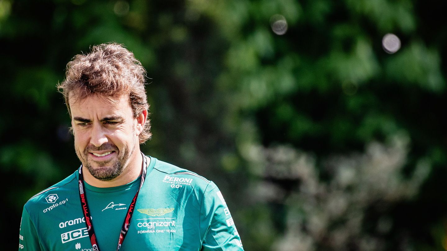 Fernando Alonso llegando a Singapur para los entrenamientos libres. (EFE/EPA/Tom hite)