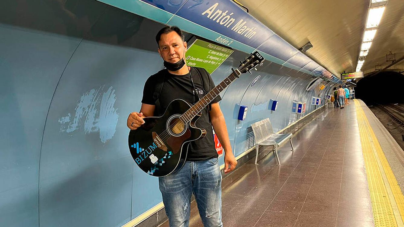 Foto: Ricardo y su guitarra, en la parada de Antón Martín. (A. F.)