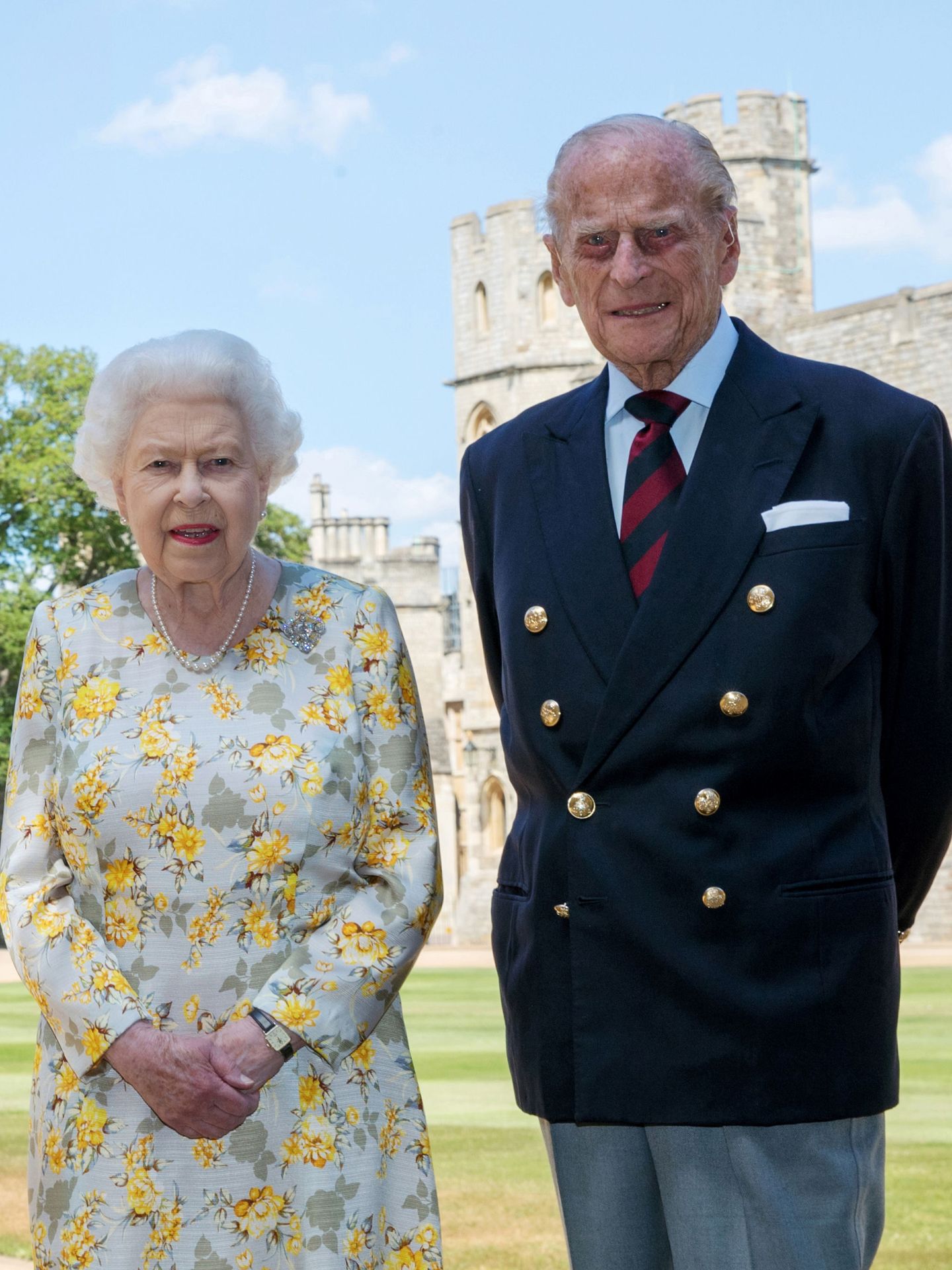 La reina Isabel y el duque de Edimburgo,  en el castillo de Windsor. (Reuters)