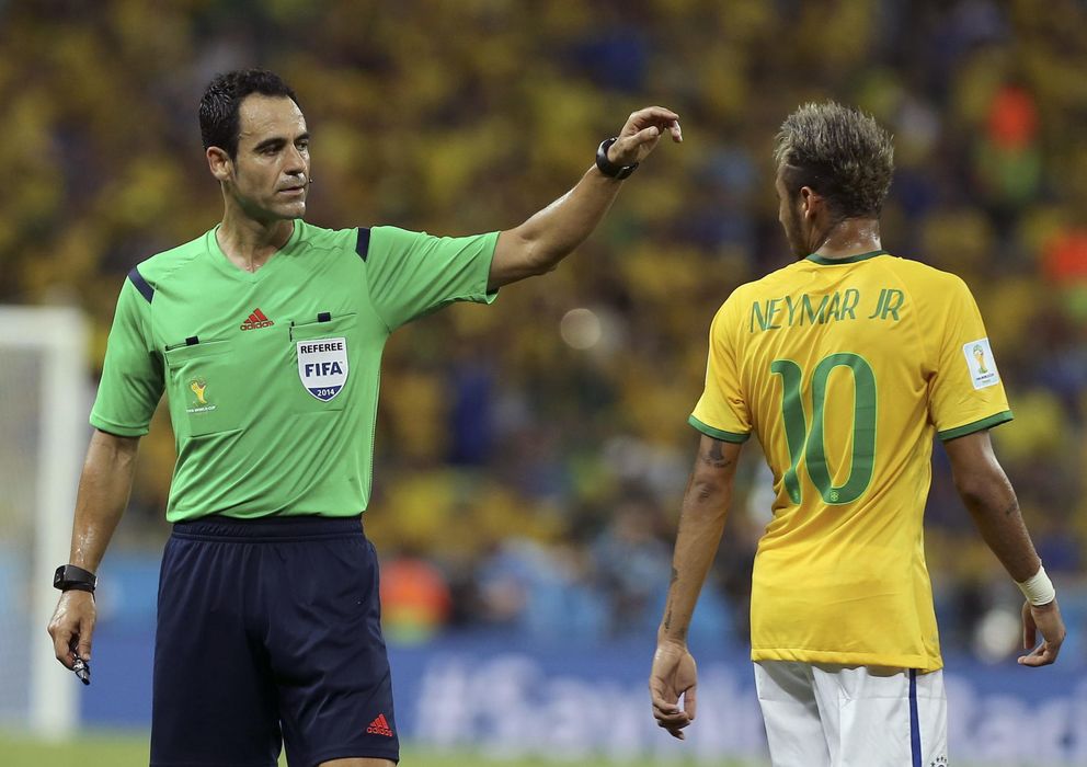 Foto: Velasco Carballo habla con Neymar en un momento del partido entre Brasil y Colombia.
