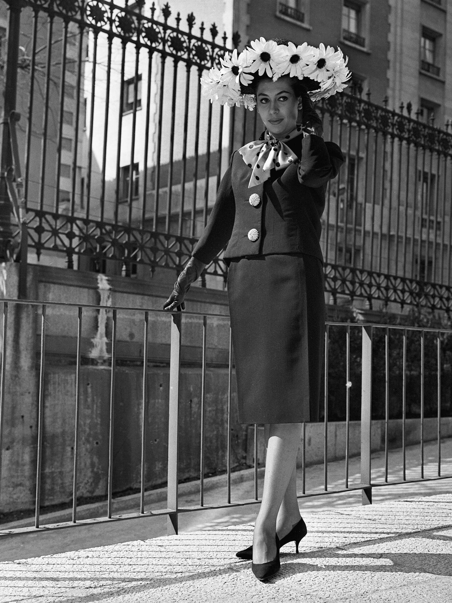 Pilar Bardem, en su etapa de maniquí, con un modelo de los modistas Vargas Ochagavia. Madrid, 1962 (© Joana Biarnés/Photographic Social Vision)