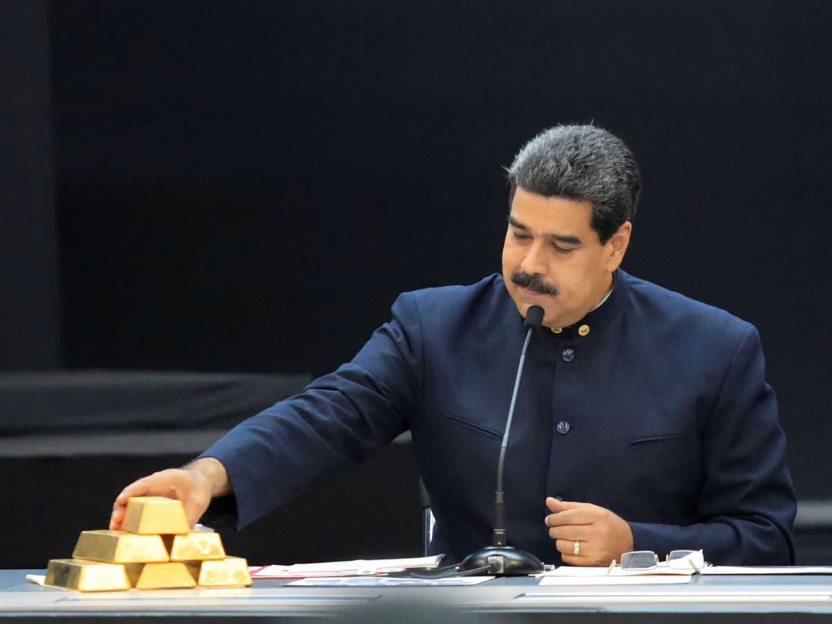 Foto: Foto de archivo de Nicolás Maduro con varios lingotes de oro. (Reuters)
