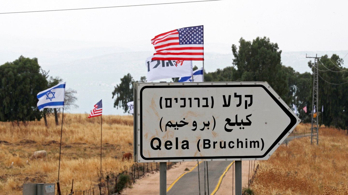  Banderas israelíes y estadounidenses ondean a ambos lados de la carretera que lleva al asentamiento de Bruchim-Kela Alon, en los Altos del Golán (Israel). (EFE)
