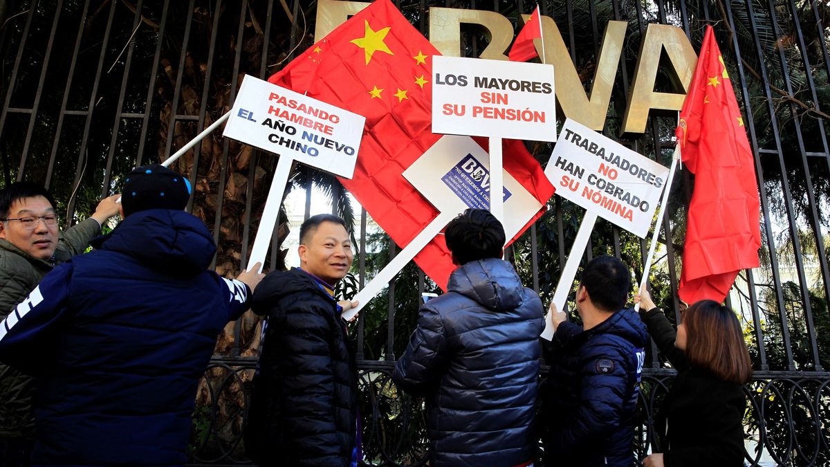 La comunidad china se manifiesta ante BBVA contra el bloqueo de sus cuentas