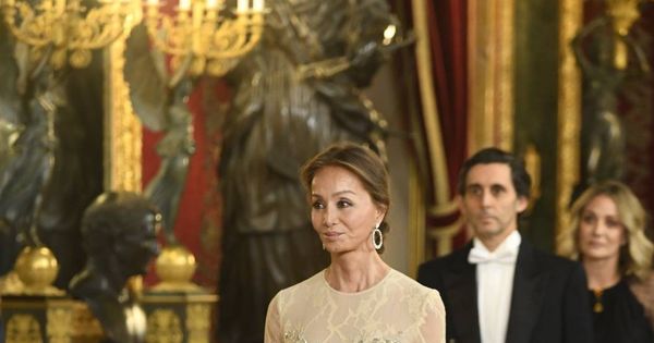 Foto: Isabel Preysler en la cena de gala que los Reyes ofrecen en honor al presidente de Perú. (Limited Pictures)