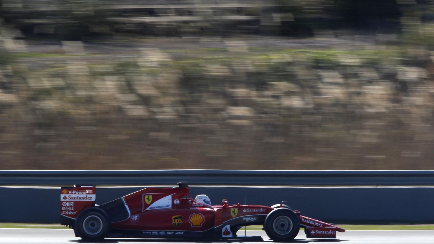 Vettel, con su Ferrari en unos test de pretemporada en 2015 en el circuito de Jerez. (AP)