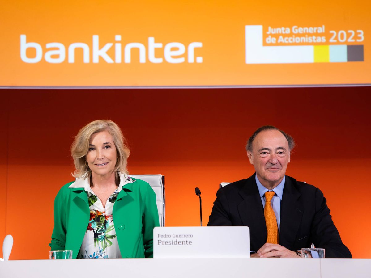 Foto: María Dolores Dancausa, nueva presidenta de Bankinter, y su predecesor Pedro Guerrero. (Bankinter)