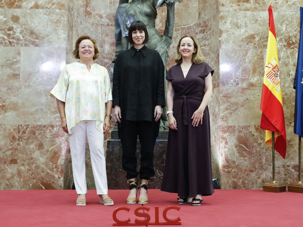 Foto: La nueva presidenta del CSIC, Eloísa del Pino (d), posa junto a la ministra de Ciencia e Innovación, Diana Morant (c), y su predecesora, Rosa Menéndez. (EFE/Luis Millán)