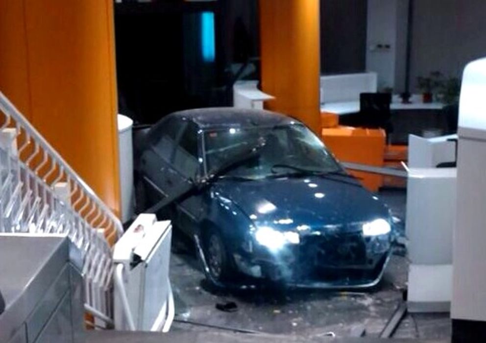 Foto: Fotografía cedida por el PP del coche que un hombre ha empotrado contra su sede en Madrid.