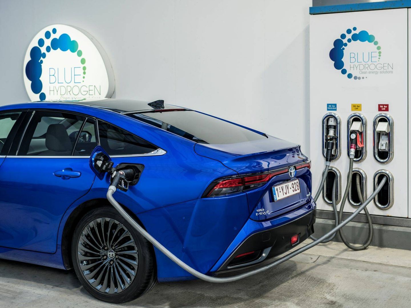 El repostaje de un vehículo de pila de combustible en una hidrogenera lleva entre tres y cinco minutos. El Toyota Mirai anuncia 650 kilómetros de autonomía.