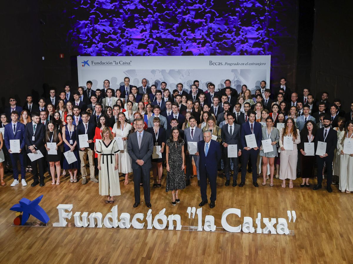 Foto: Los reyes Felipe y Letizia posan para la foto de familia junto a los jóvenes que han recibido las becas de la Fundación la Caixa. (EFE/Chema Moya)