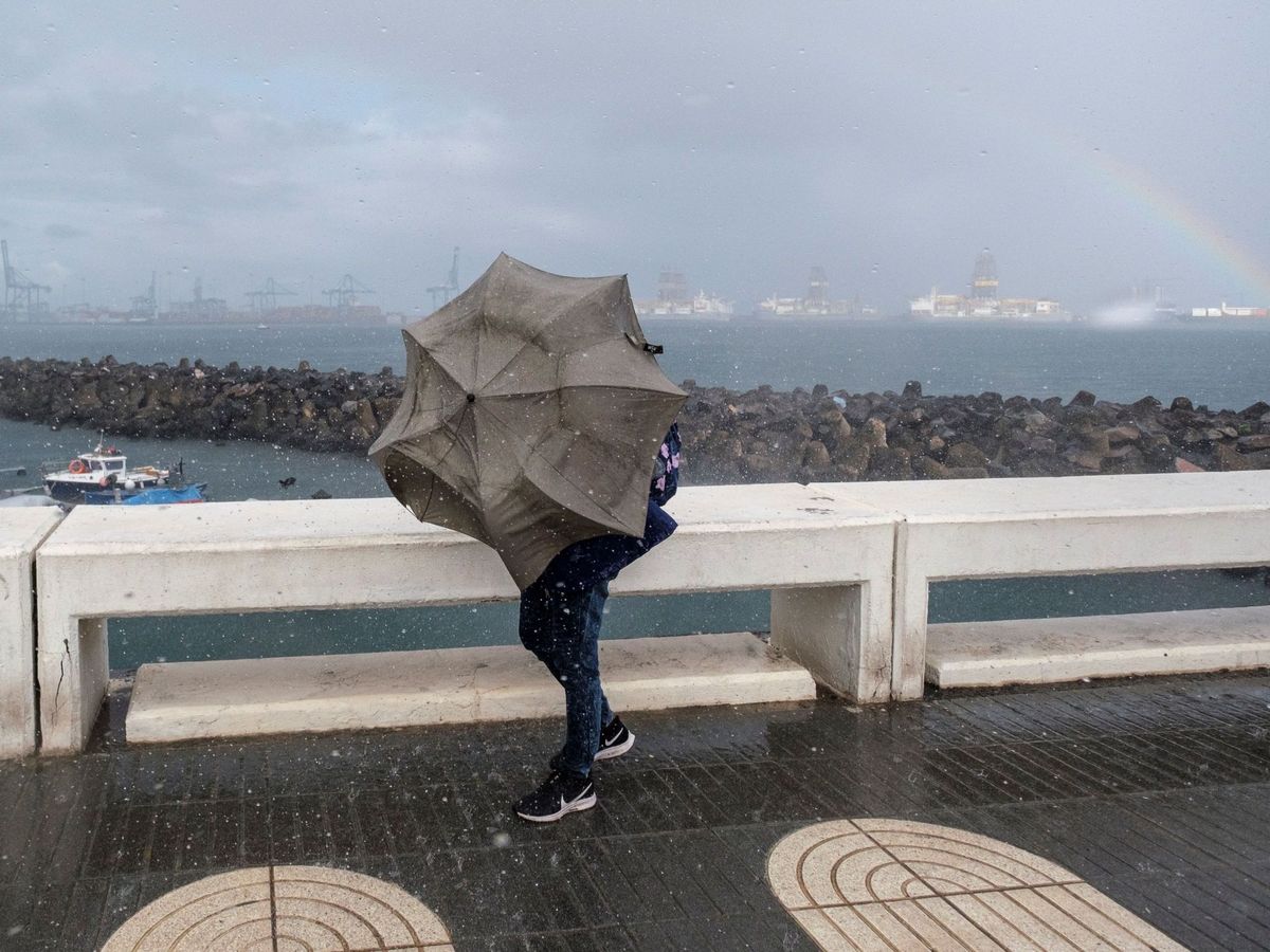 Foto: Una persona intenta caminar ante el viento. (EFE/Ángel Medina G.)