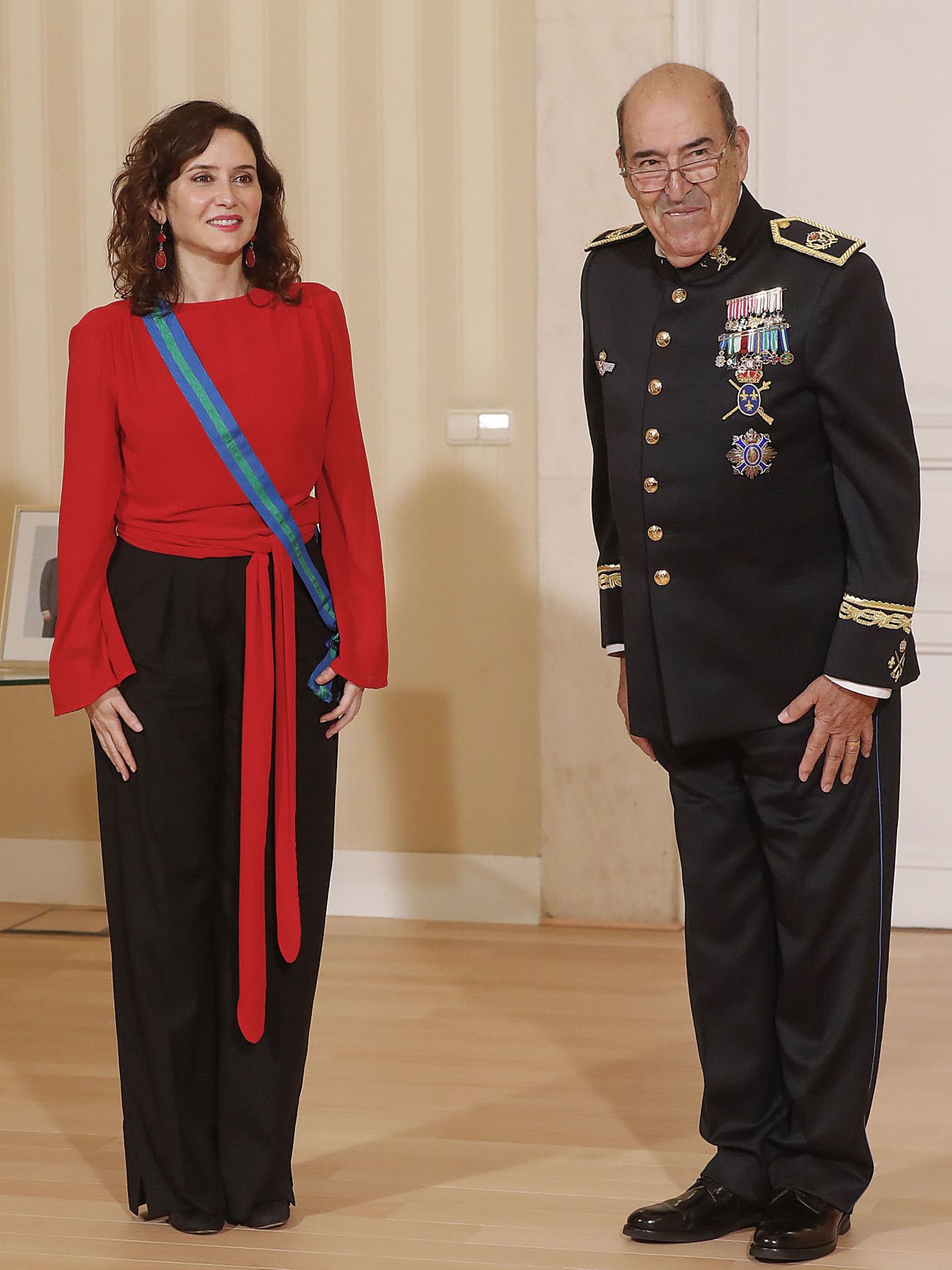 El presidente de la Fundación Reales Tercios de España, Agustín Álvarez, junto a Ayuso. (EFE/J.P.Gandul)