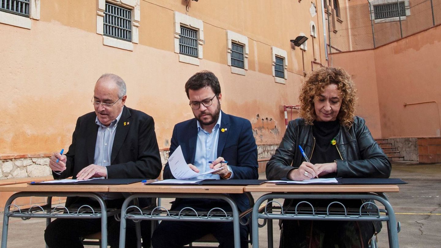 El vicepresidente del Govern, Pere Aragonès (c), junto a los 'consellers' de Enseñanza (i) y Justicia. (EFE)