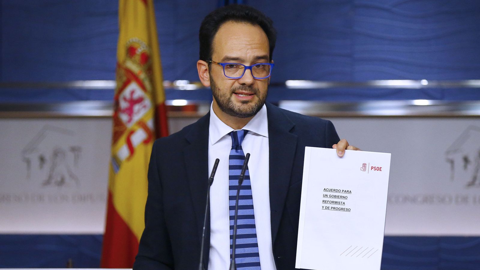 Foto: El portavoz del grupo socialista, Antonio Hernando, muestra el documento tras acusar a Podemos de mentir sobre su contenido. (EFE)