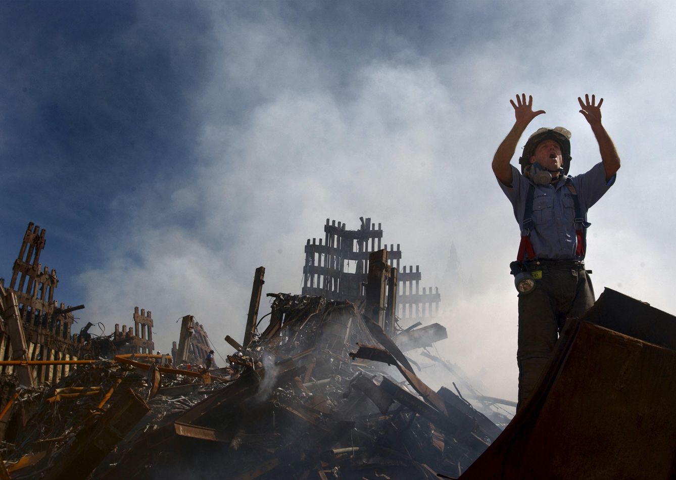 Un bombero de Nueva York pide ayuda a los equipos de rescate entre los escombros del World Trade Center, el 15 de septiembre de 2001 (Reuters).