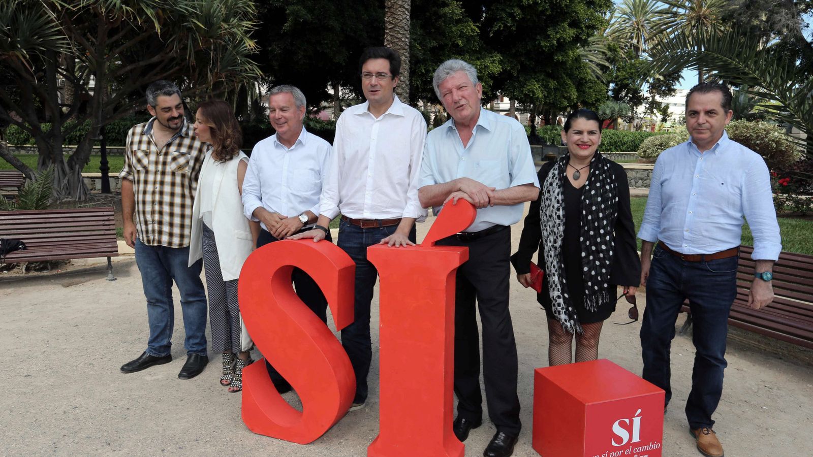 Foto: Óscar López junto a responsables electorales socialistas canarios. (EFE)