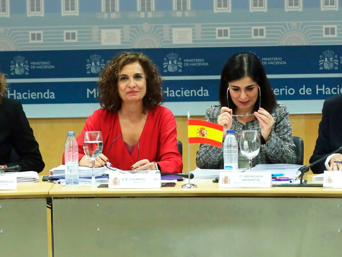 Foto: La titular de Hacienda, María Jesús Montero, y su homóloga en Política Territorial, Carolina Darias. (EFE)