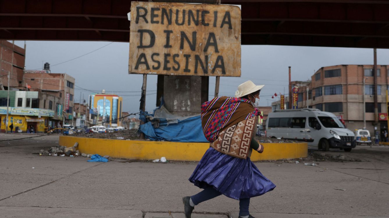 Foto: Una mujer camina por las calles de Juliaca, en Perú. (Reuters/Pilar Olivares)