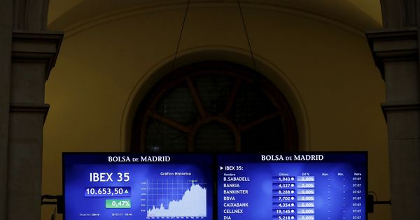 Foto: Paneles del índice de las mayores empresas cotizadas de España, el Ibex 35, en el salón de la Bolsa de Madrid. (EFE)