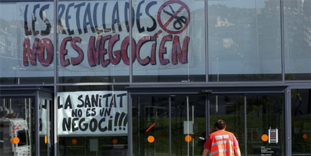 Foto: Un juez envía al Constitucional los recortes salariales en el Hospital Sant Pau