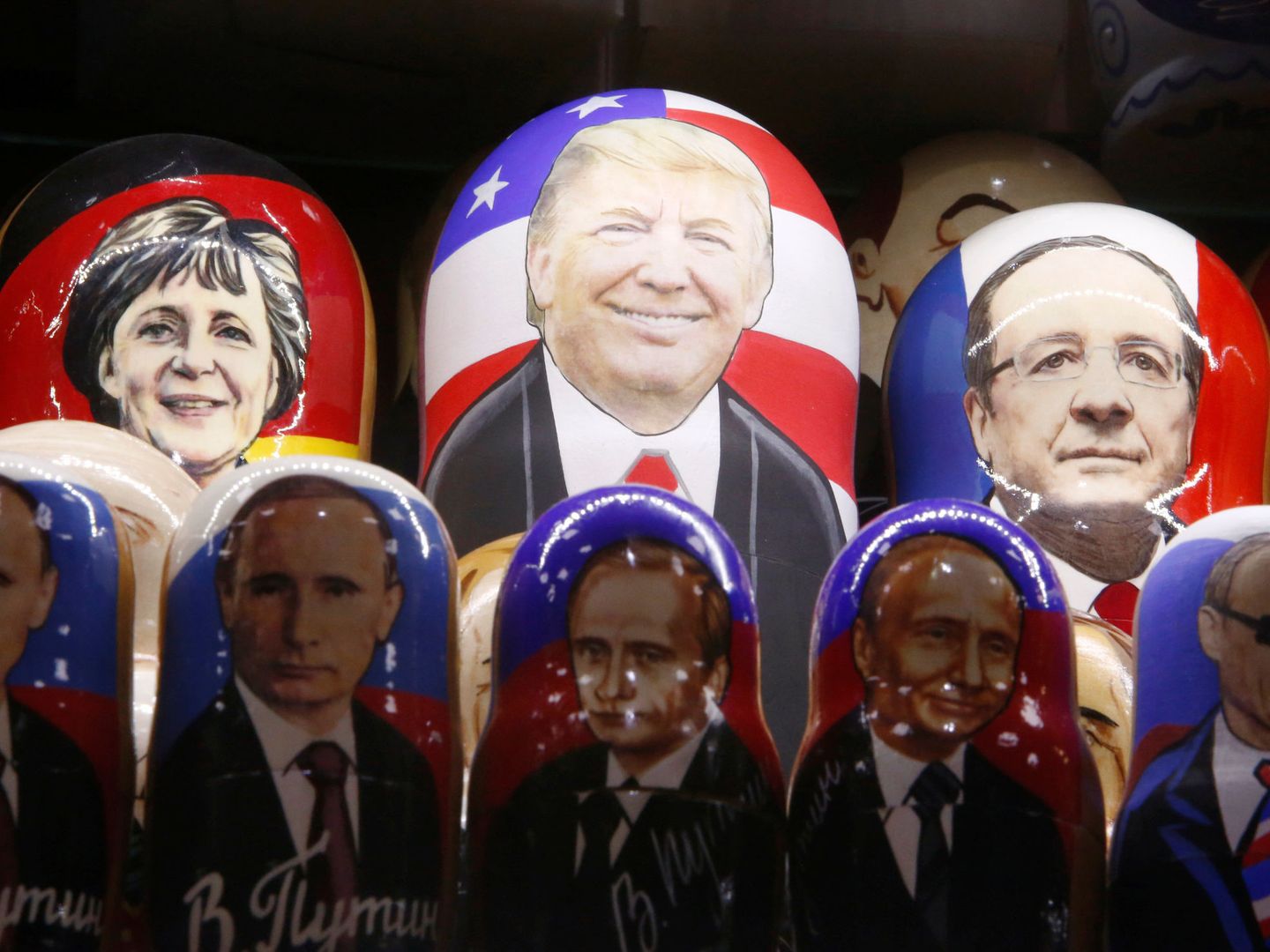 Matrioskas de Donald Trump, entre otros políticos, a la venta en Moscú (Reuters)