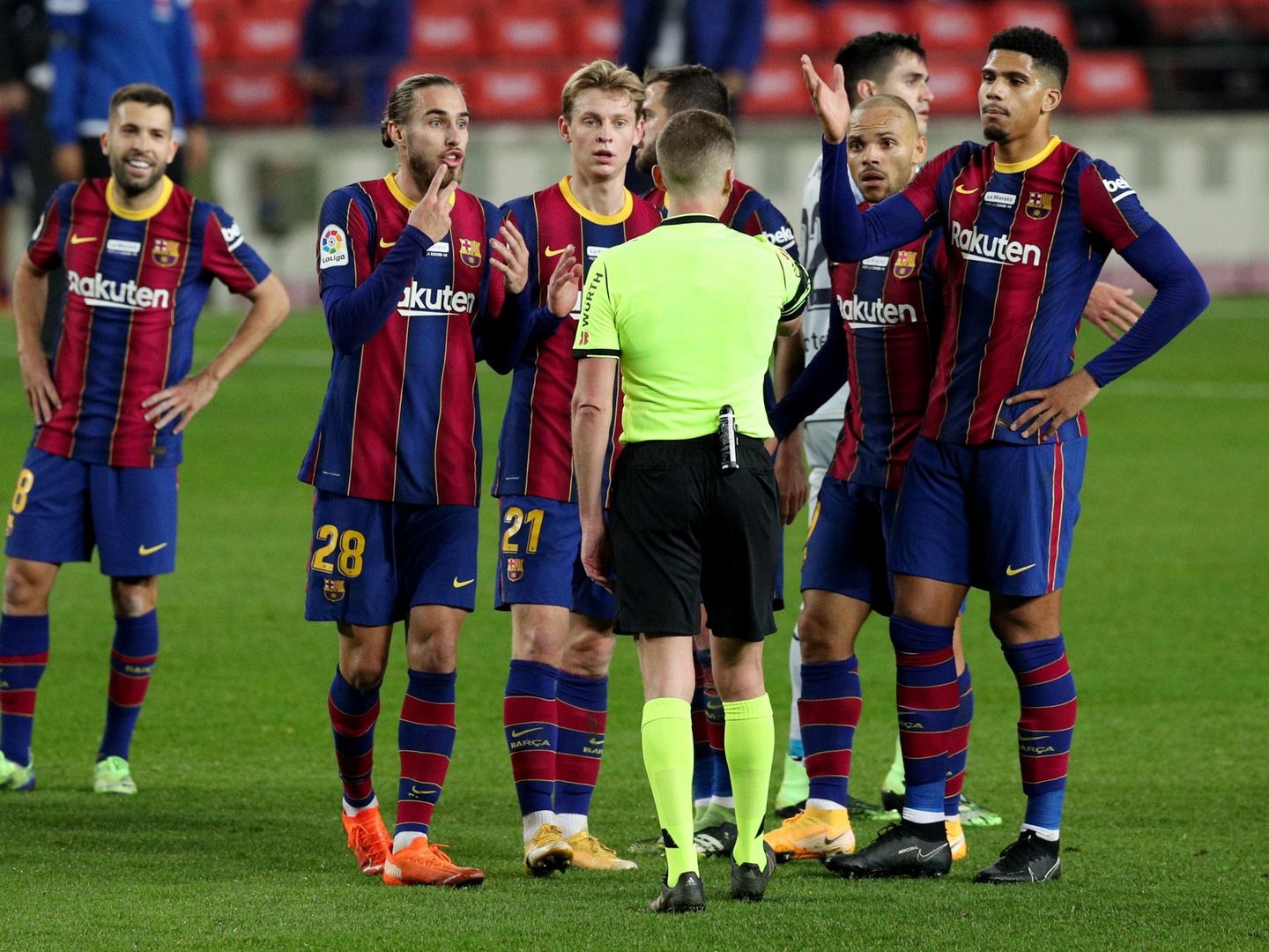 Los jugadores del Barça protestan al colegiado canario. (Reuters)