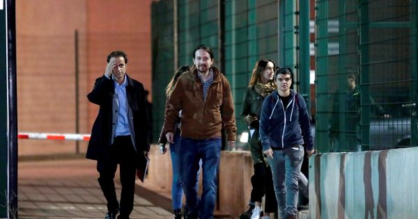 Foto: El líder de Podemos, Pablo Iglesias (c), acompañado por la portavoz de En Comú Podem, Lucía Martín (d), y el teniente de alcalde de Barcelona, Jaume Asens (i), a su salida de la prisión de Lledoners. (EFE)