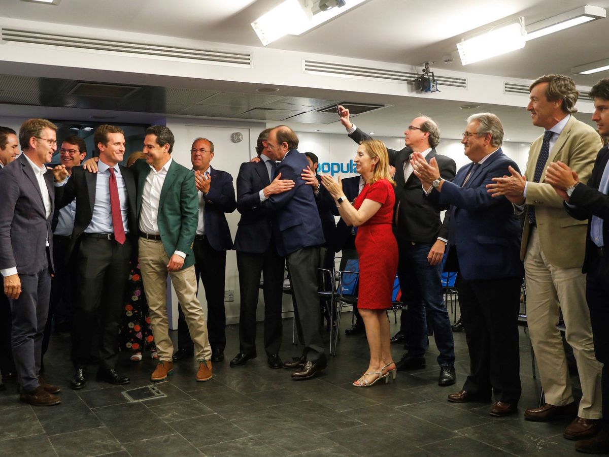 Foto: El presidente del PP, Pablo Casado, junto a algunos barones territoriales, el año pasado tras las elecciones autonómicas y municipales. (EFE)