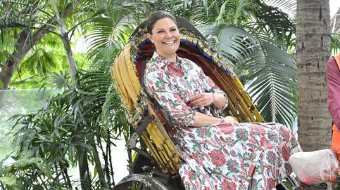Victoria de Suecia elige un primaveral look con vestido de flores y zapatillas deportivas para decir adiós a Bangladesh