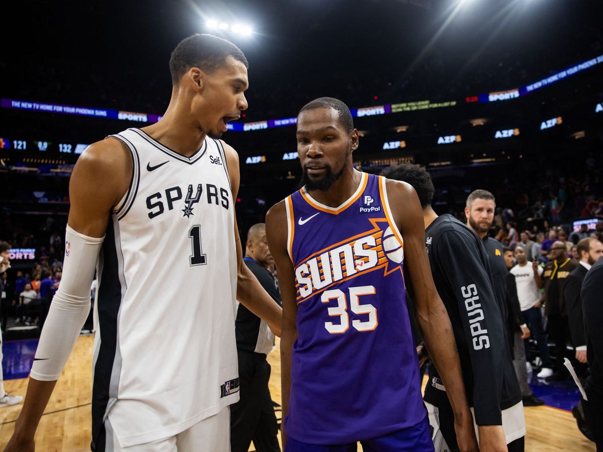 Foto: Wembanyama y Durant, tras el Spurs-Suns. (Mark J. Rebilas/USA TODAY)