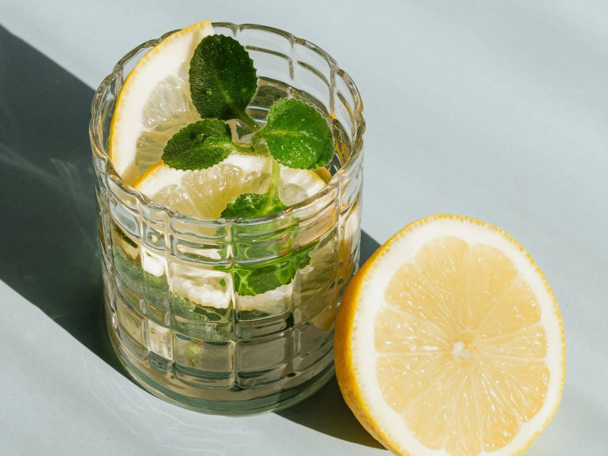 Foto: Descubre las claves del agua con limón. (Pexels/Karolina Kaboompics)
