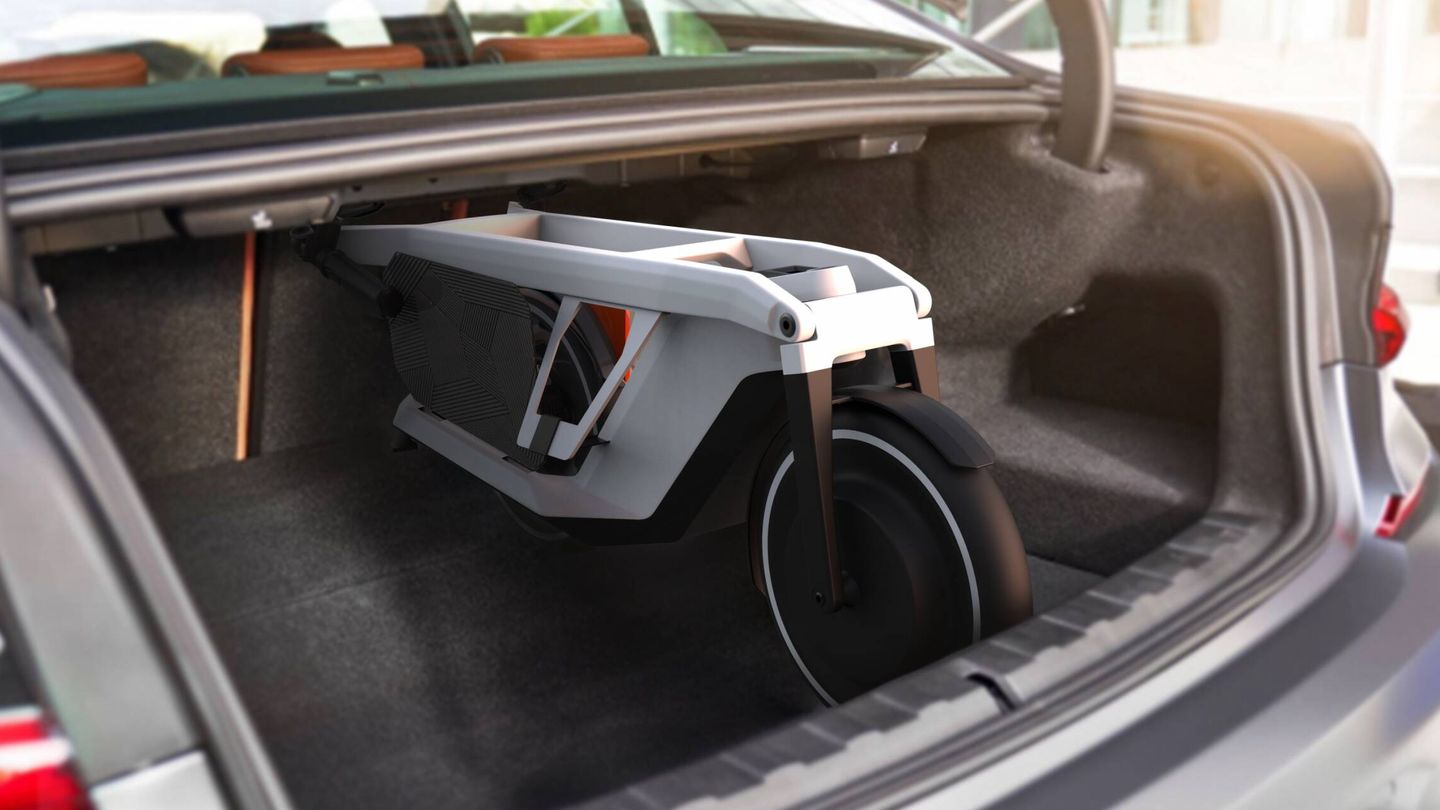 La Clever Commute cabe longitudinalmente en el maletero de un BMW Serie 3. Y colocada transversalmente, también entra en la zona de equipajes de un Mini.