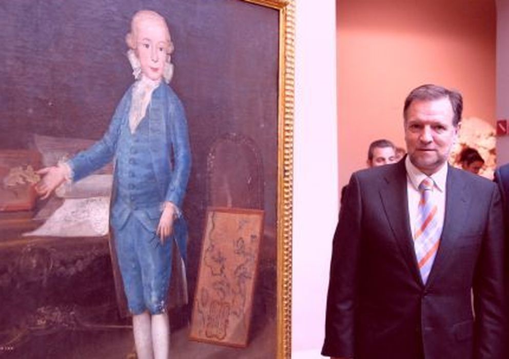 Foto: Marcelino Iglesias junto al óleo 'Retrato de Don Luis María de Borbón y Vallabriga'