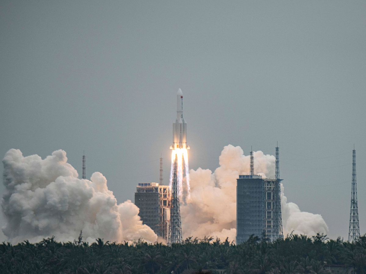 Foto: El cohete chino que caerá a la Tierra, Larga Marcha 5B Y2, durante su lanzamiento (EFE/Matjaz Tancic)