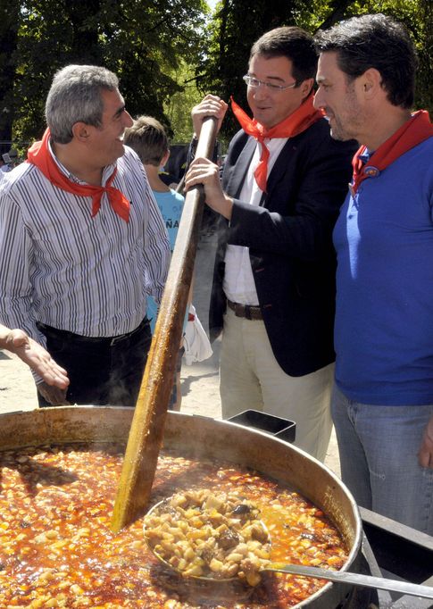 Foto: Villarubia (i), López (c) y el alcalde de La Granja, Vázquez (d), en la tradicional judiada en el real sitio de San Ildefonso en 2012. (Efe)