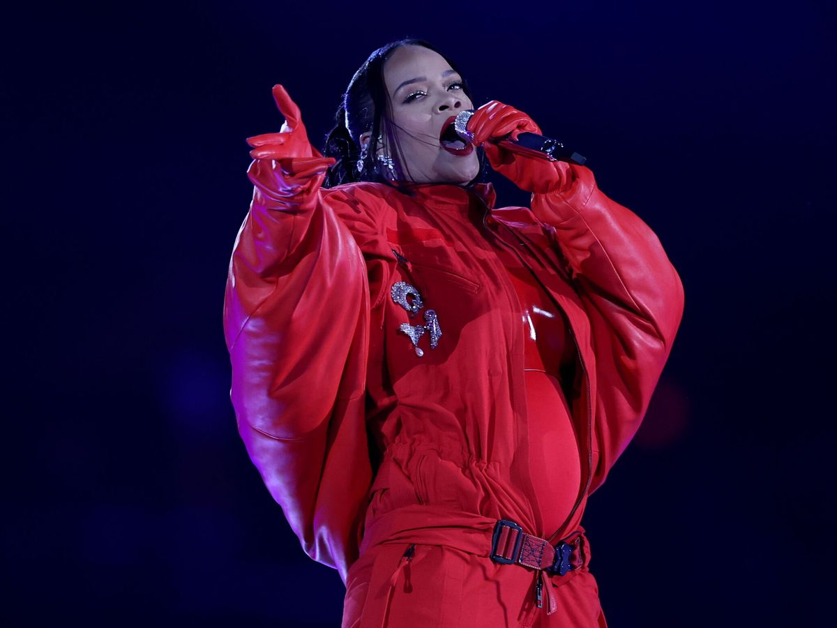 Foto: La intérprete de signos que le robó el protagonismo a Rihanna dándolo todo en la Super Bowl (EFE/CAROLINE BREHMAN)