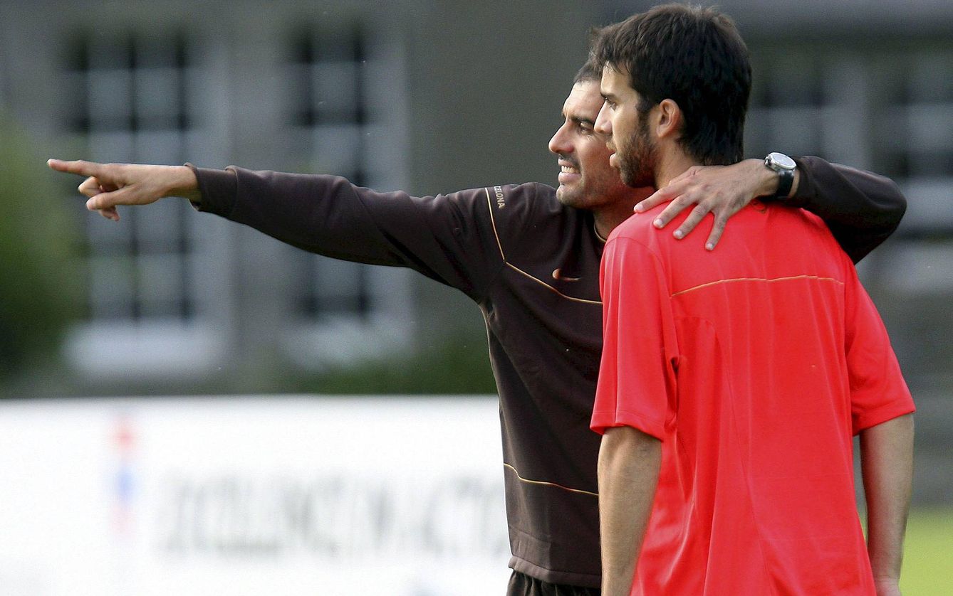 Pep Guardiola da instrucciones a Oleguer Presas durante su etapa como entrenador del Barça. (EFE)