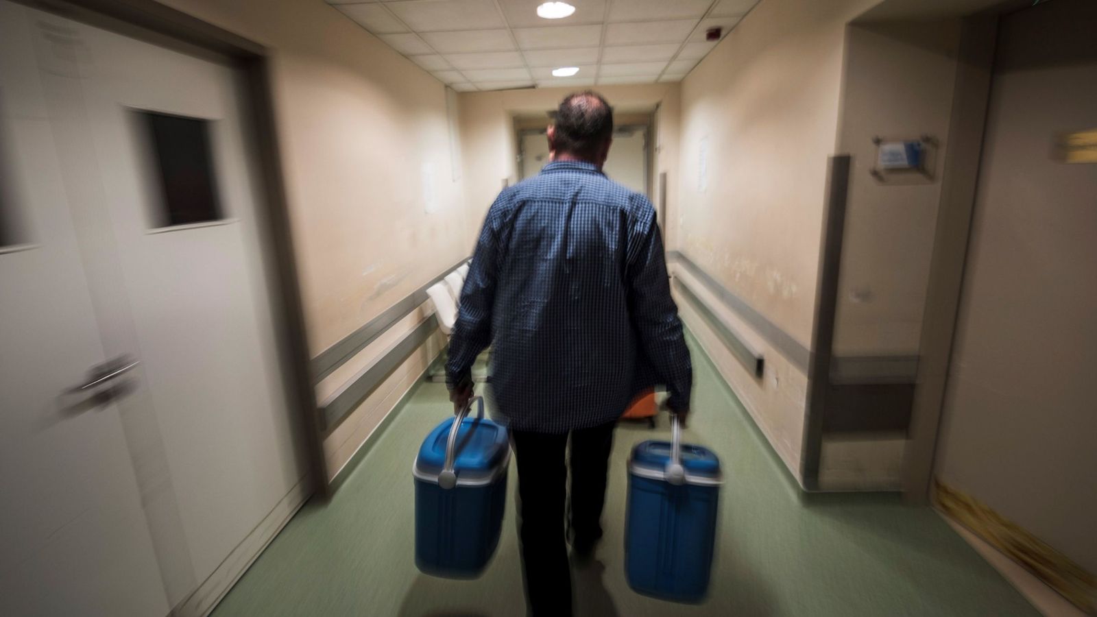 Foto: Imagen de archivo de un trabajador trasladando dos neveras con órganos para ser trasplantados. (EFE)