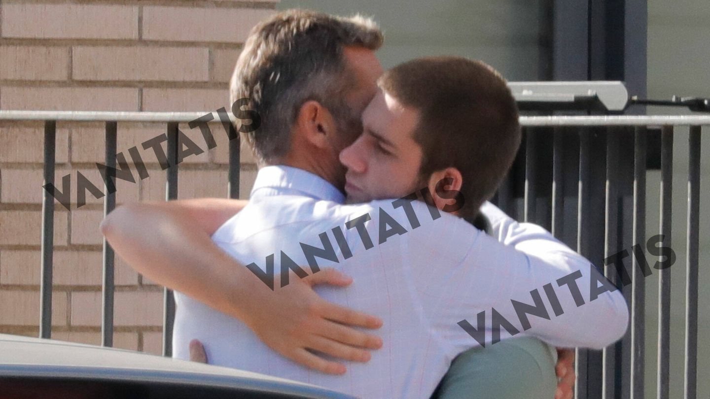 Iñaki Urdangarin abraza a su hijo Juan, en Barcelona. (Agencias)
