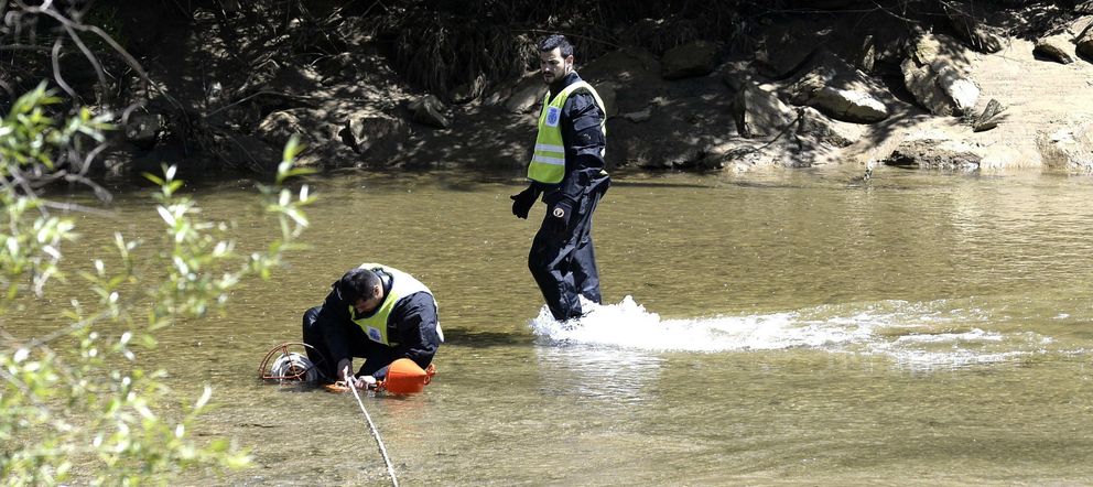 La Policía busca en el río Bernesga el arma que mató a Carrasco. (EFE)