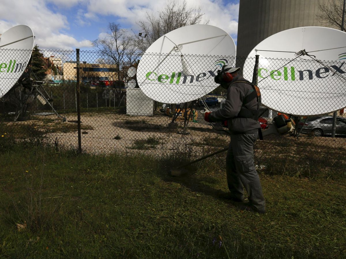 Foto: Un operador junto a antenas de Cellnex en Madrid. (Reuters)
