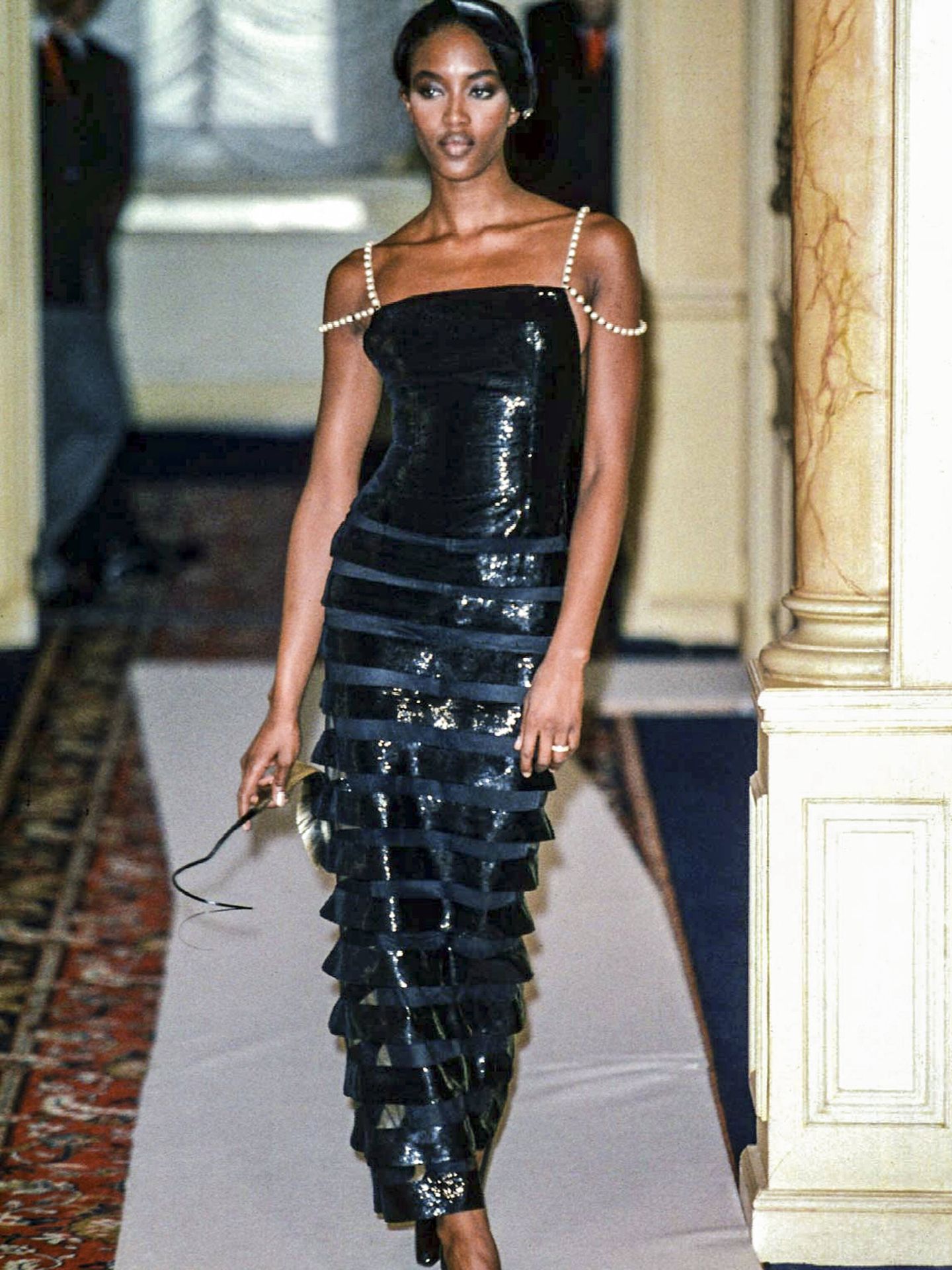 Naomi Campbell en 1996 desfilando para Chanel. (Getty Images)