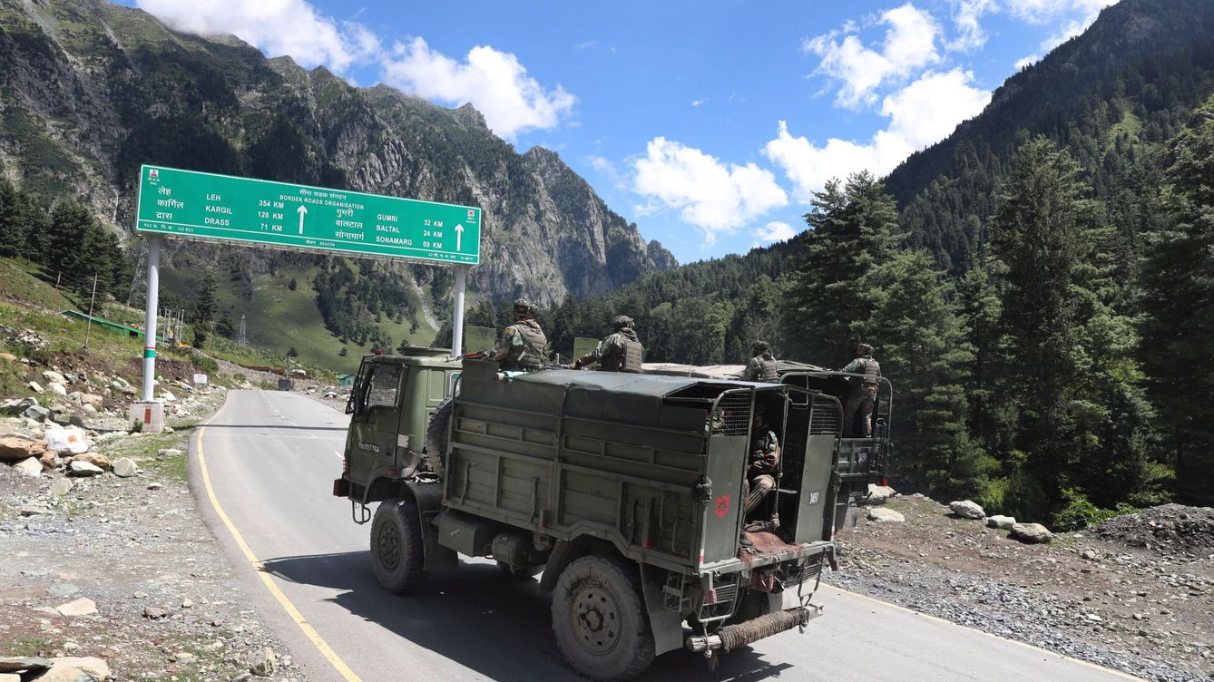 Foto: Vehículos del ejército indio cerca de la disputada frontera en el este de Ladakh. (EFE)