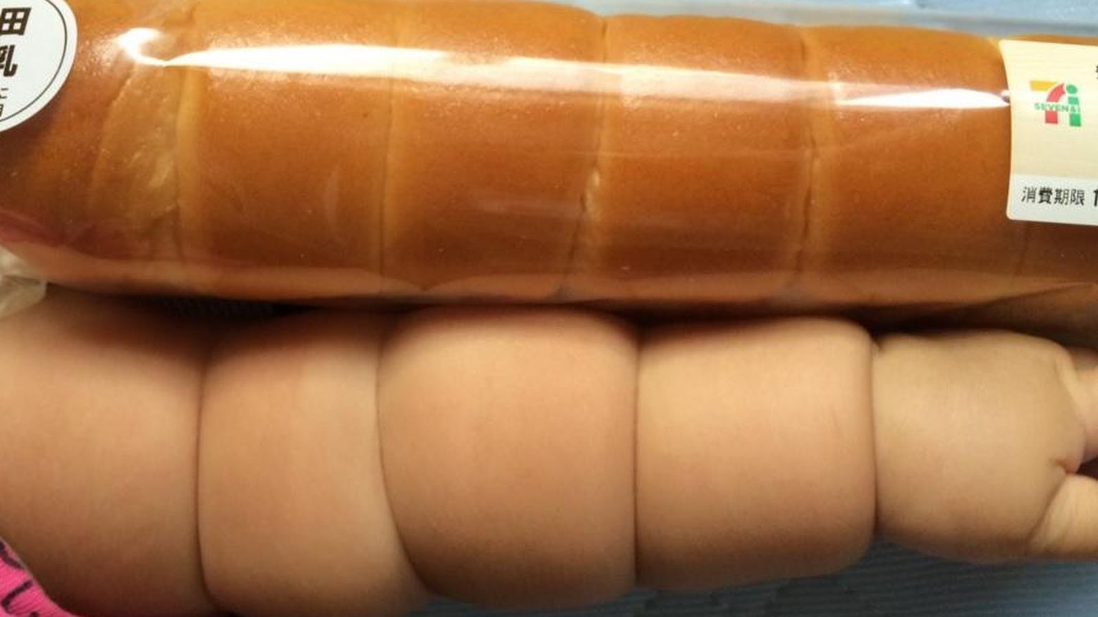 Foto: Una de las fotos que comparan barras de pan con brazos de bebés (Twitter/@JGakt)
