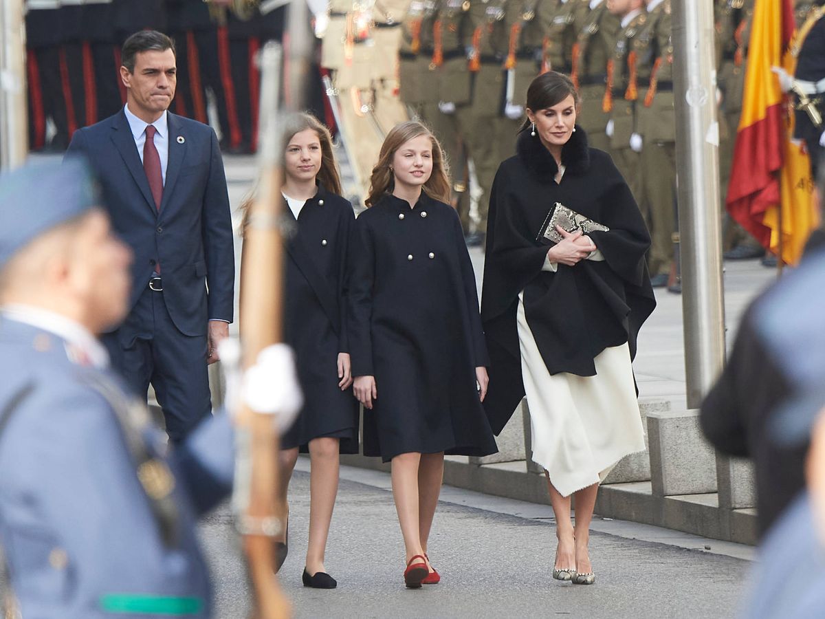Foto:  La Reina, sus hijas y el presidente del Gobierno. (Limited Pictures)