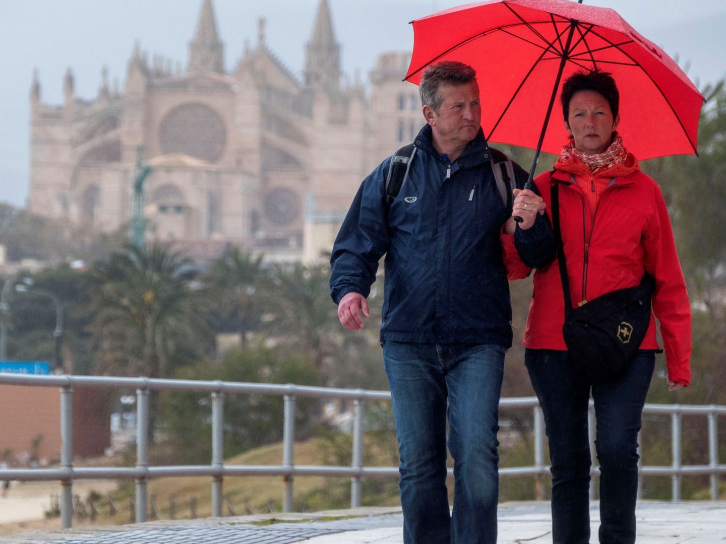 Una pareja se protege de la lluvia en Palma de Mallorca. (EFE)