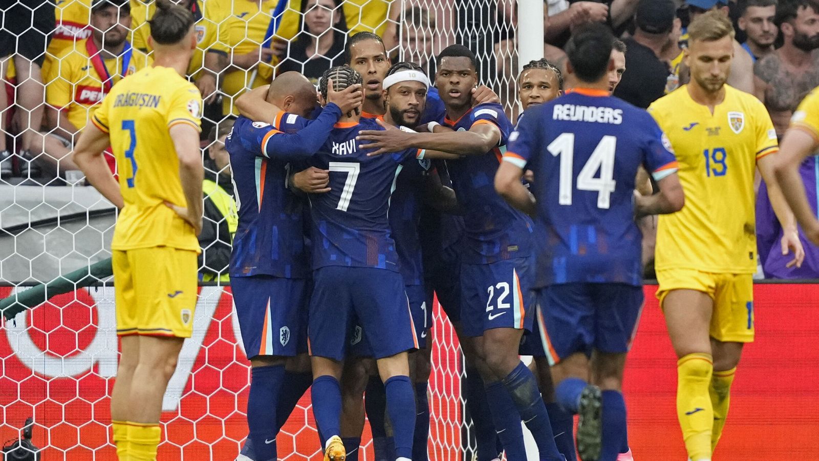 Los neerlandeses celebran en piña el tanto de la victoria. (Reuters/Fiona Noever)