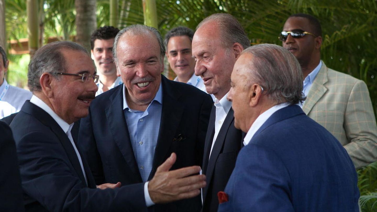 Danilo Medina, presidente dominicano, con Juan Carlos I y dos de los hermanos Fanjul. (EFE)